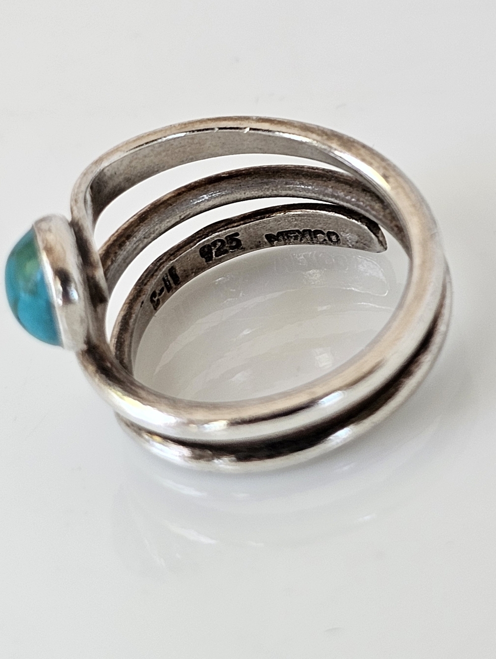 Vintage Artisan Crafted Turquoise Sterling Silver Spiral Ring Size 7-8 - Picture 7 of 7